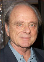   (Harris Yulin) 