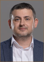   (Arsen Tarknayev) 