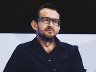 «Мы не обязаны комментировать события, но чувствовать настроение зрителей должны»: Константин Хабенский убрал из репертуара МХТ несколько постановок