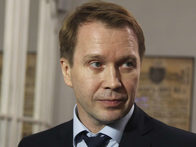 «Он уверен, что сохранил свой театр»: Александр Молочников о политических жестах Евгения Миронова